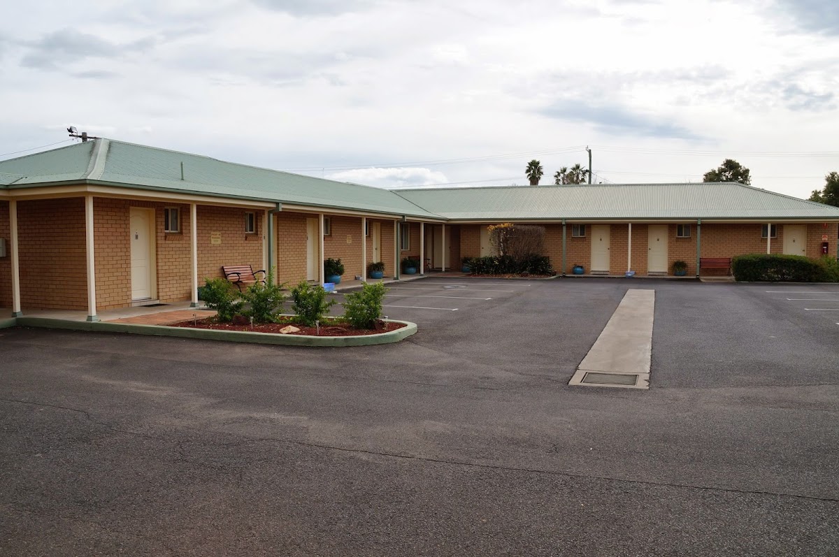 Silver Oaks Motel