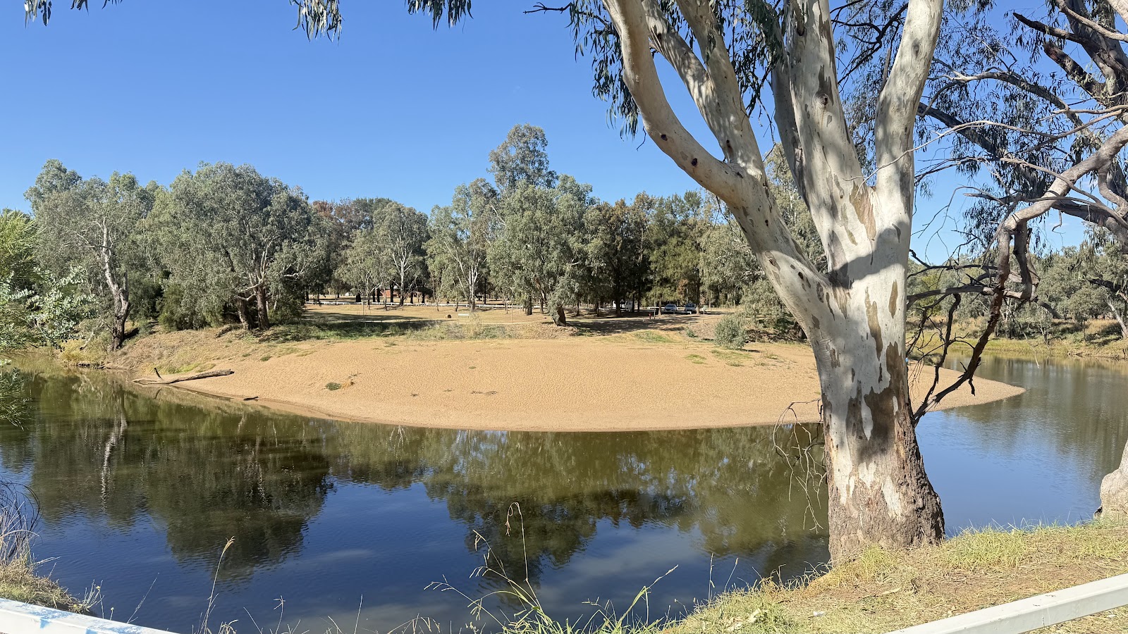 The Macquarie River through Dubbo — the riverside reserves
