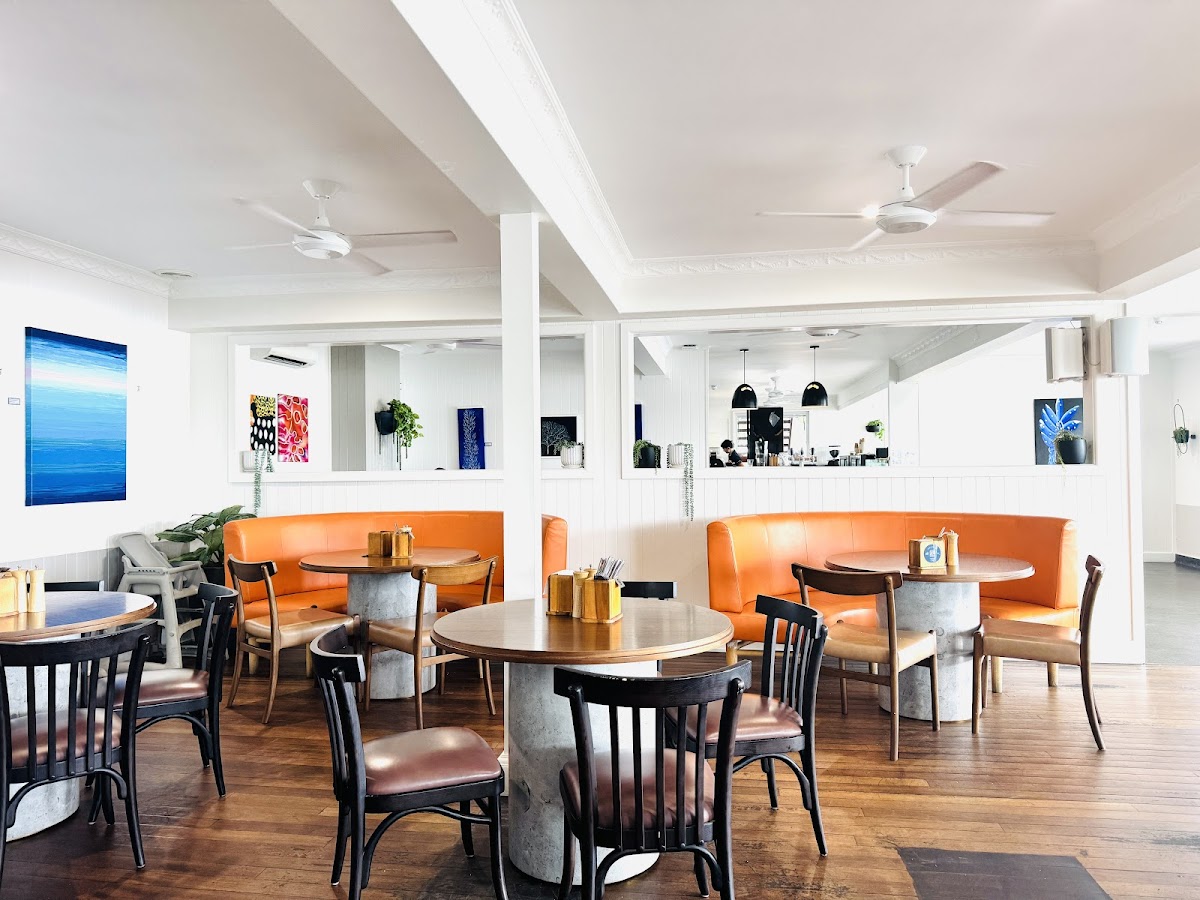 How Eating and Drinking on Hamilton Island Actually Works