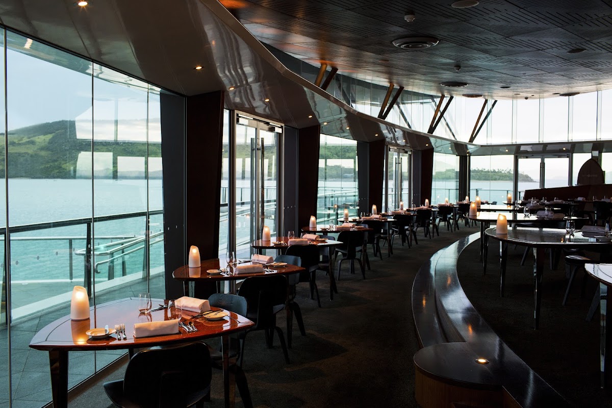 A fine-dining dinner at the Long Pavilion or the Bommie